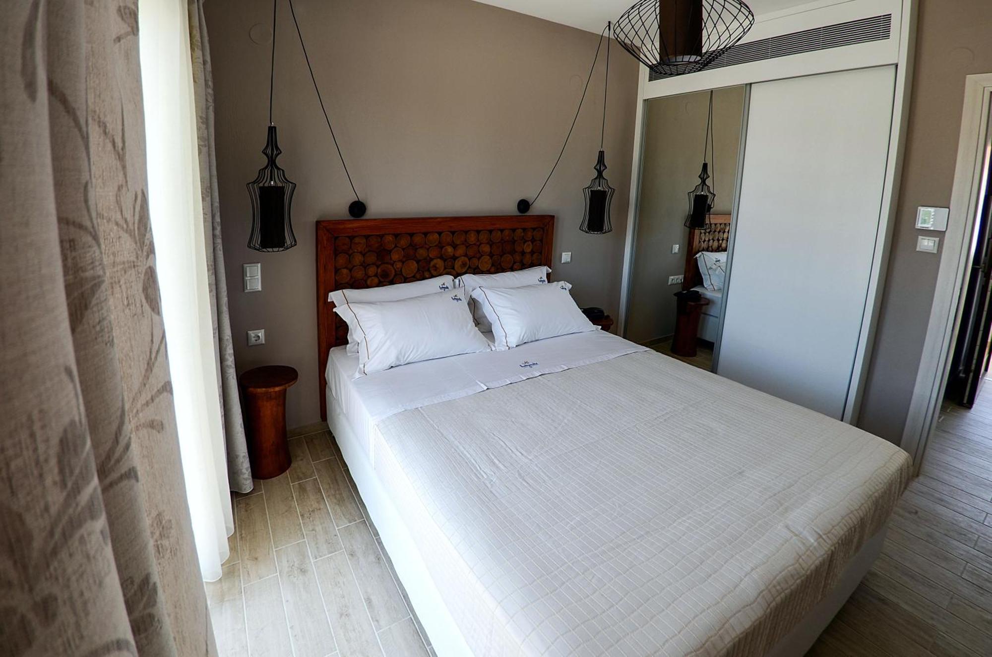 Hatzoudis Luxury Suites Chrysi Ammoudia Exterior photo